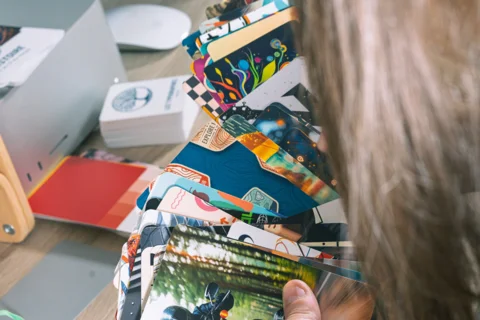 Développer sa créativité et son univers graphique avec un jeu de cartes